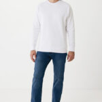 Homme portant sweat blanc et jean bleu