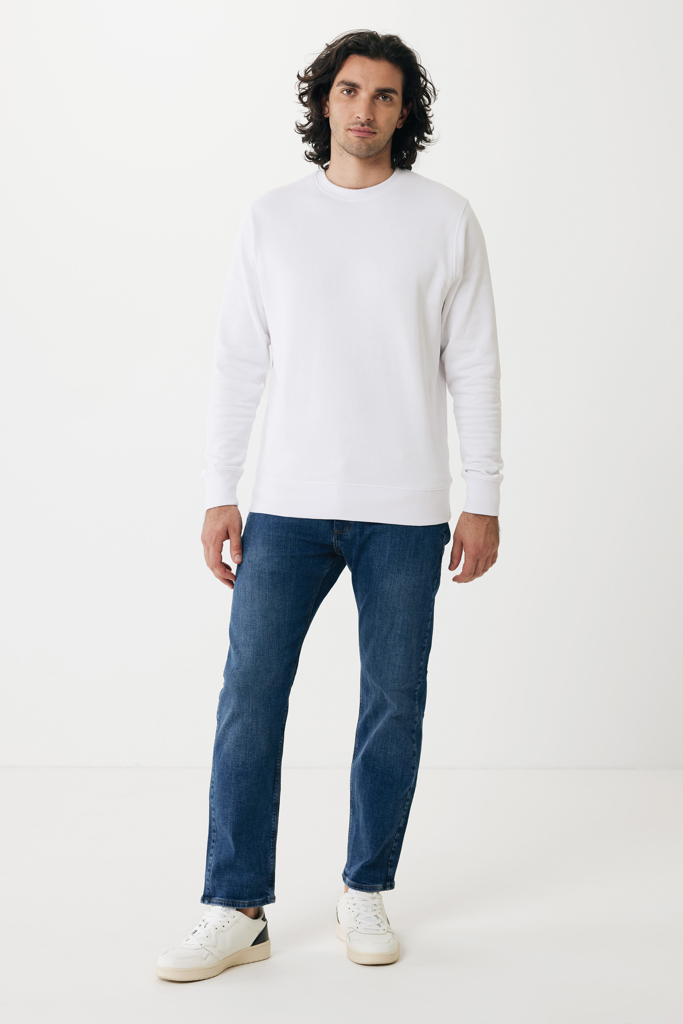 Homme portant sweat blanc et jean bleu