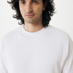 Homme aux cheveux mi-longs portant sweat blanc