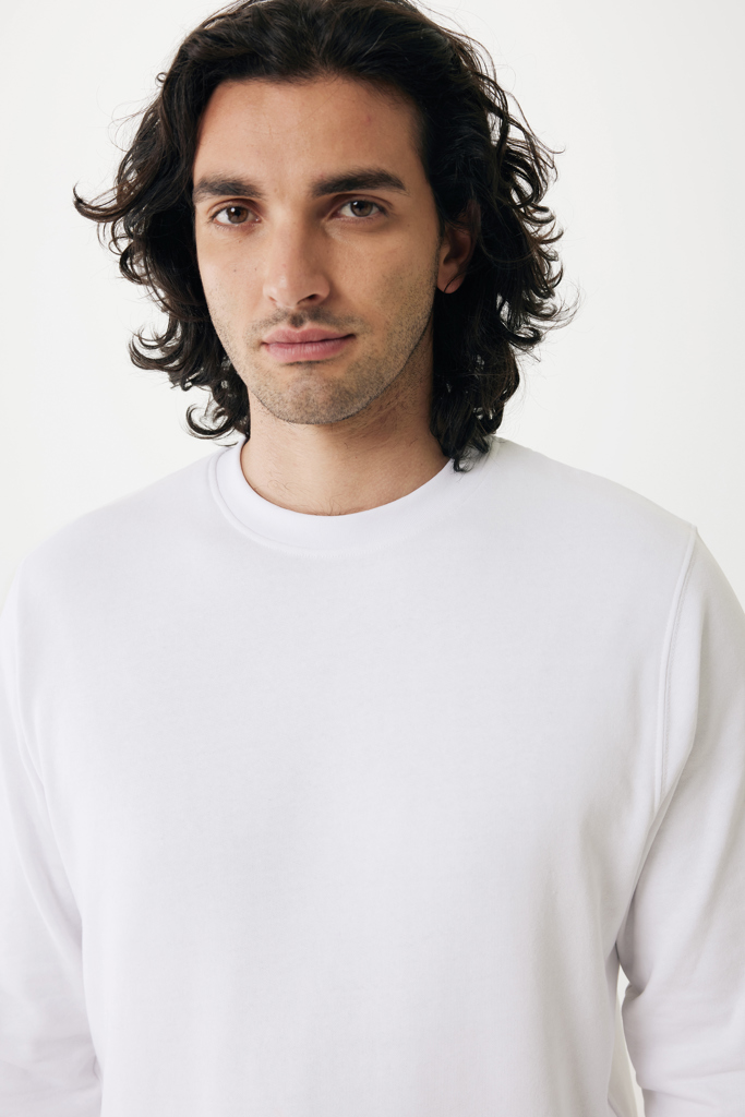 Homme aux cheveux mi-longs portant sweat blanc