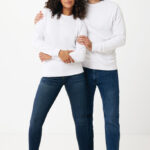 Couple portant sweats blancs et jeans
