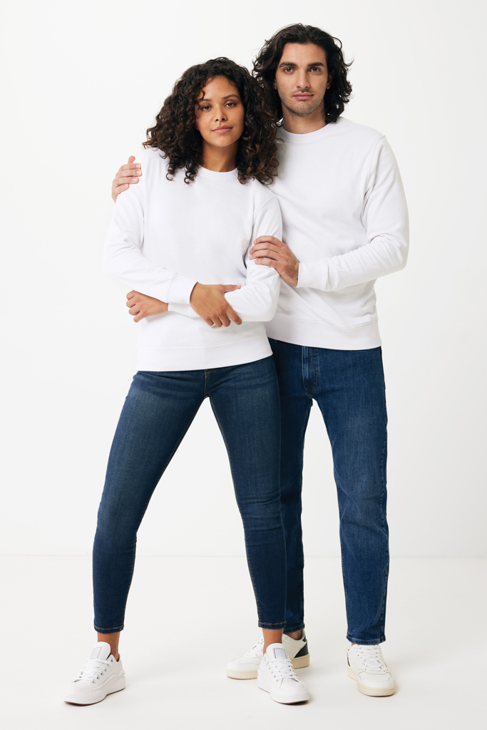 Couple portant sweats blancs et jeans
