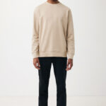 Homme portant sweat beige et jean noir
