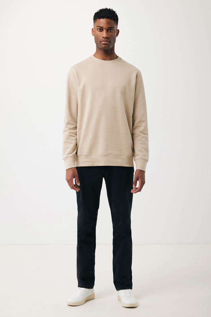 Homme portant sweat beige et jean noir