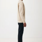 Homme de profil en sweat beige