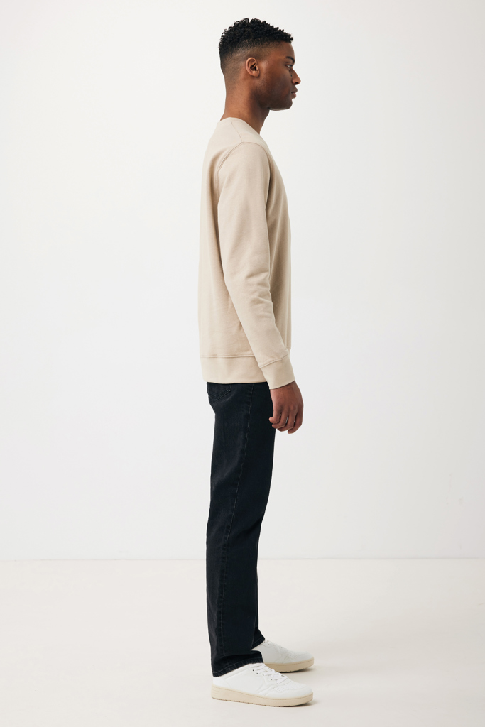 Homme de profil en sweat beige
