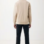 Homme de dos en sweat beige et jean noir