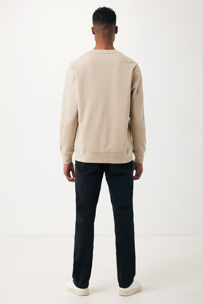 Homme de dos en sweat beige et jean noir