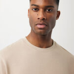 Jeune homme aux cheveux courts bouclés portant sweat beige