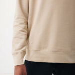 Sweat-shirt beige porté avec pantalon noir