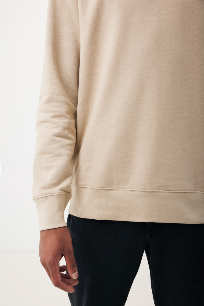 Sweat-shirt beige porté avec pantalon noir