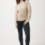 Femme en sweat beige et jean foncé