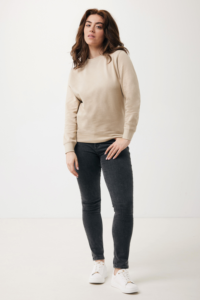 Femme en sweat beige et jean foncé