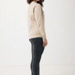 Femme en sweat beige et jean foncé