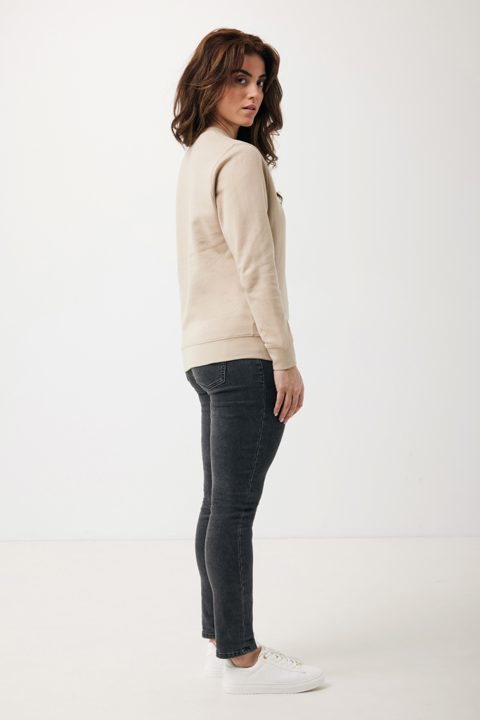 Femme en sweat beige et jean foncé