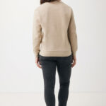 Femme de dos en sweat beige et jean