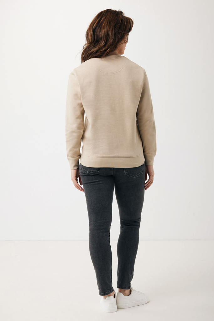 Femme de dos en sweat beige et jean