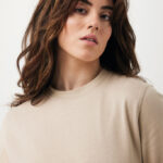 Femme aux cheveux bruns portant haut beige