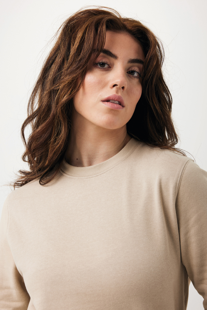 Femme aux cheveux bruns portant haut beige
