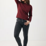 Femme en pull bordeaux et jean gris foncé
