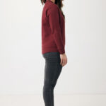 Femme en pull bordeaux et jean noir