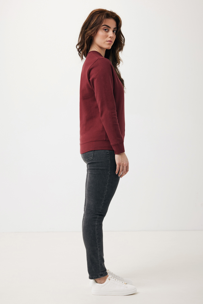 Femme en pull bordeaux et jean noir