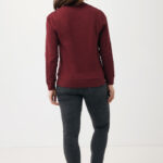 Femme de dos en sweat bordeaux et jean
