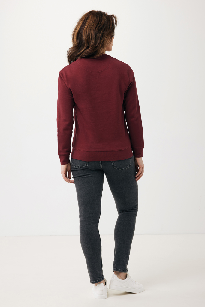 Femme de dos en sweat bordeaux et jean