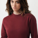 Jeune femme en sweat bordeaux sur fond neutre