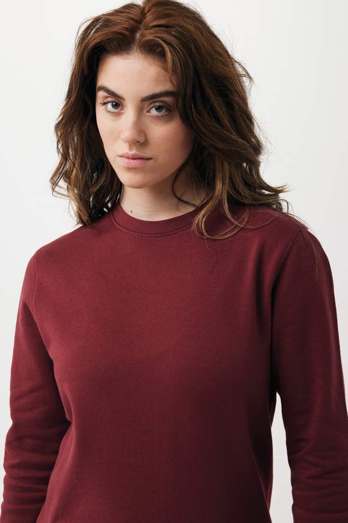 Jeune femme en sweat bordeaux sur fond neutre