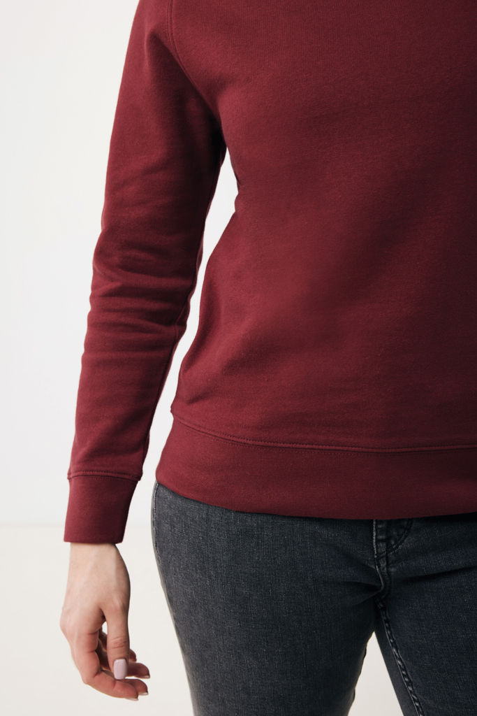 Sweat bordeaux porté avec jean foncé
