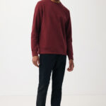 Homme portant sweat bordeaux et pantalon noir