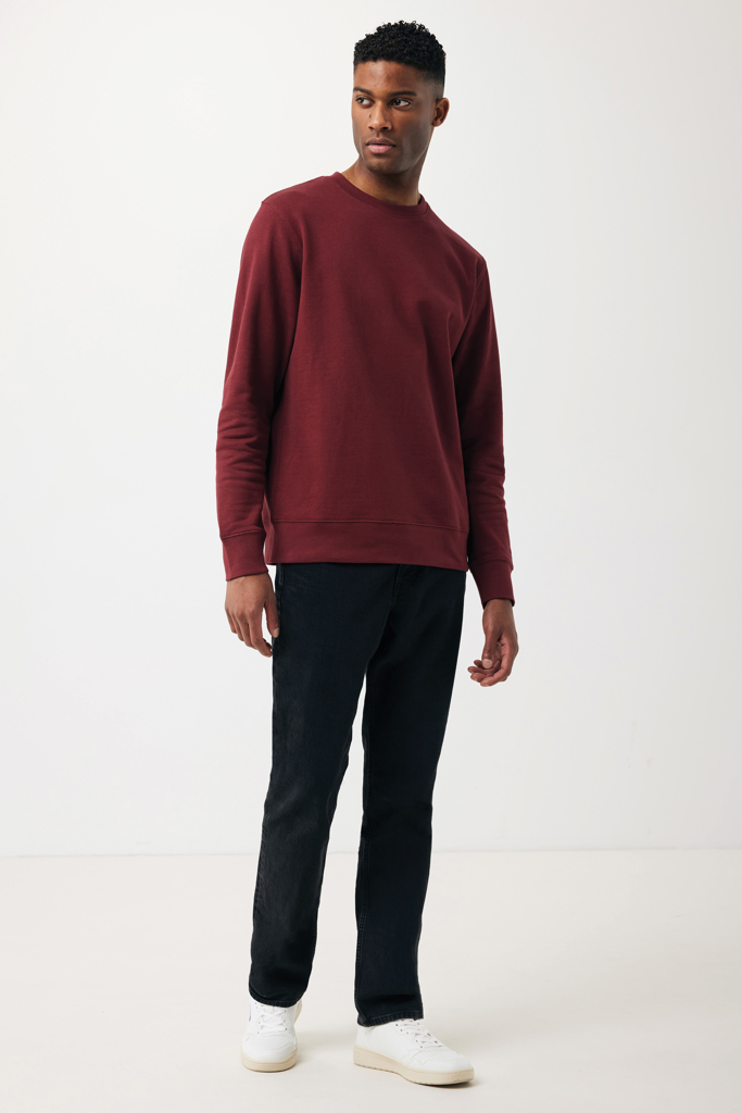 Homme portant sweat bordeaux et pantalon noir