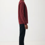 Homme de profil en sweat bordeaux et jeans