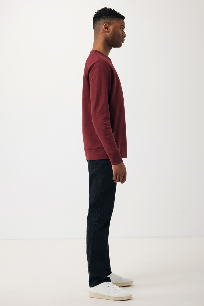 Homme de profil en sweat bordeaux et jeans