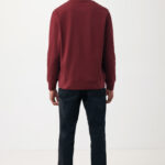 Homme de dos en sweat bordeaux et jean