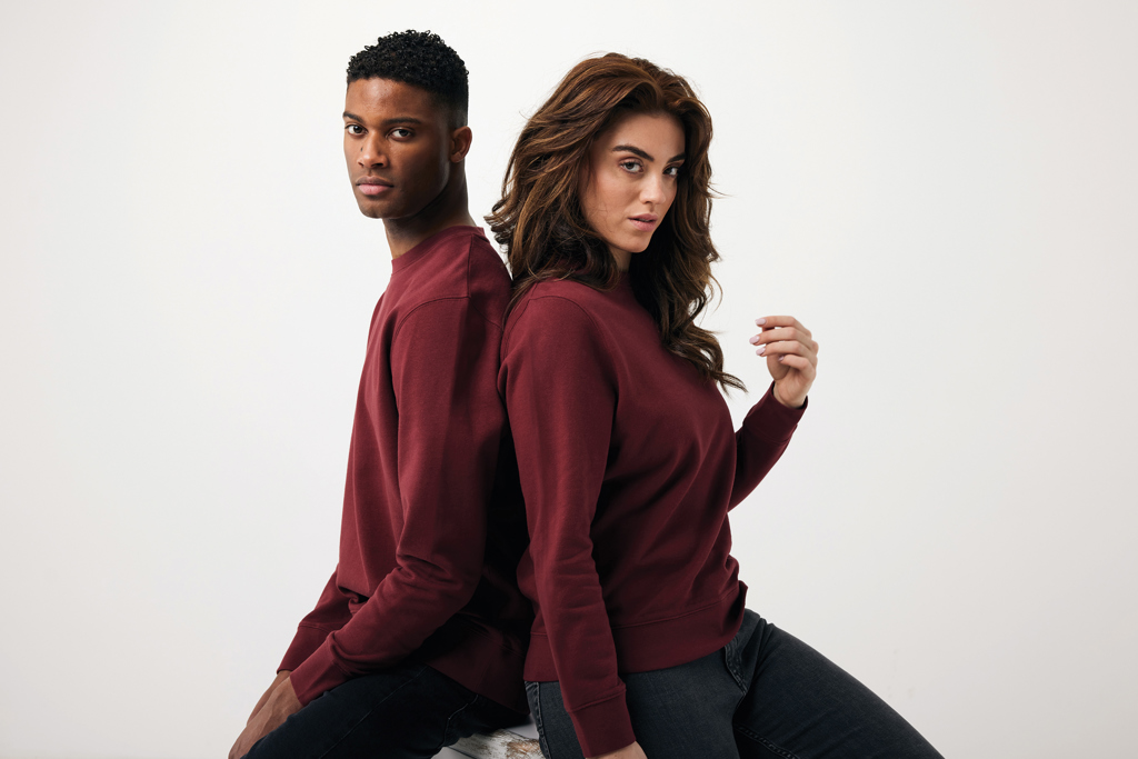 Deux modèles en pulls bordeaux dos à dos