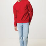 Homme portant sweat rouge et jean clair