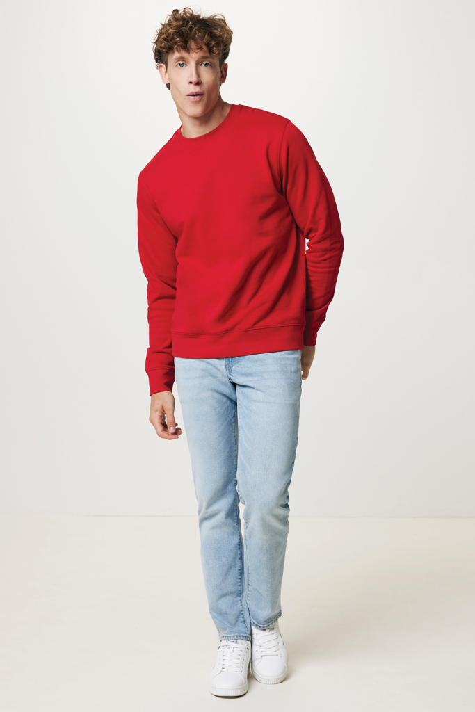 Homme portant sweat rouge et jean clair