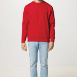 Homme portant sweat rouge et jean clair