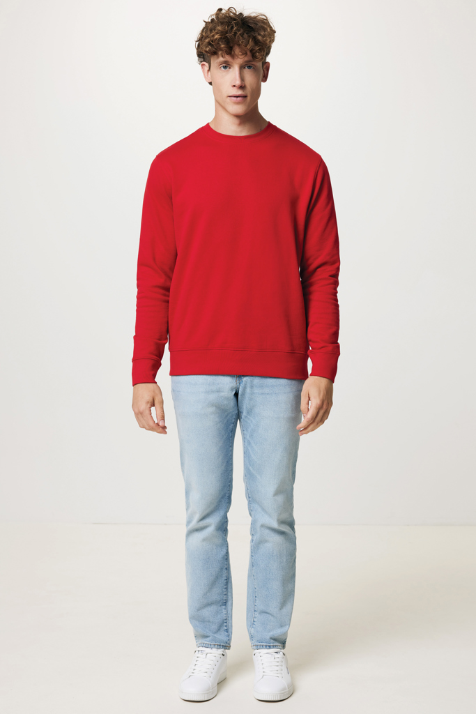 Homme portant sweat rouge et jean clair