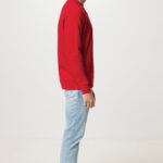 Homme en profil portant sweat rouge et jean clair
