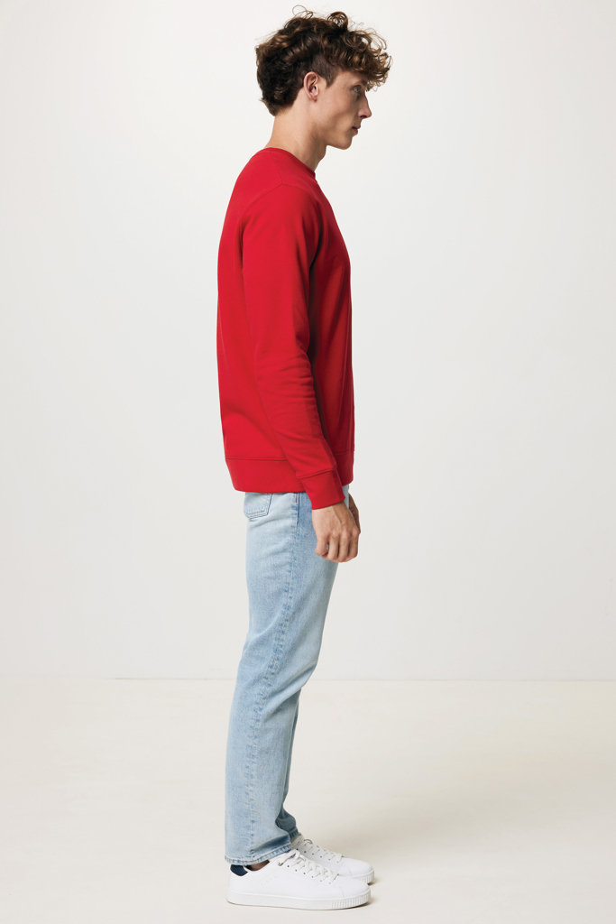 Homme en profil portant sweat rouge et jean clair