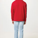 Homme de dos en sweat rouge et jean