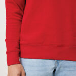 Sweat-shirt rouge et jean bleu clair