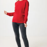 Femme souriante en sweat rouge et jeans