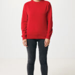 Femme portant sweat rouge et jean foncé