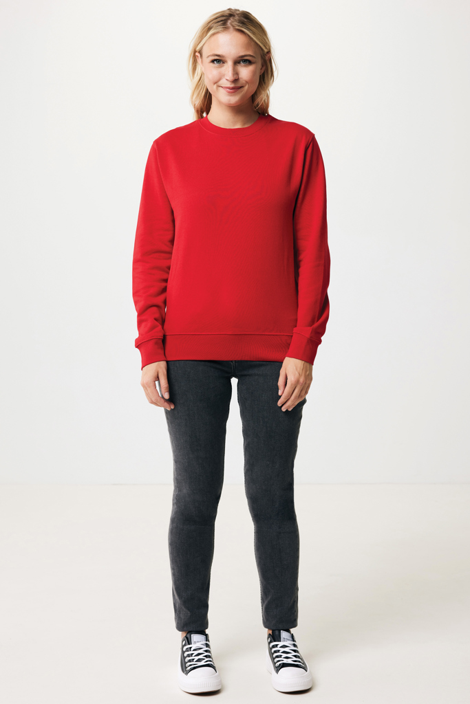 Femme portant sweat rouge et jean foncé