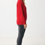 Femme en sweat rouge de profil