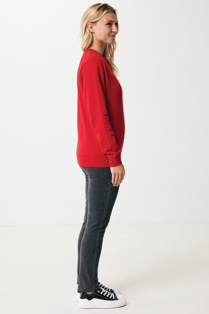 Femme en sweat rouge de profil